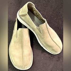 Clarks Suede leather size 10.5 (US) men’s slip on loafers in Excellent condition